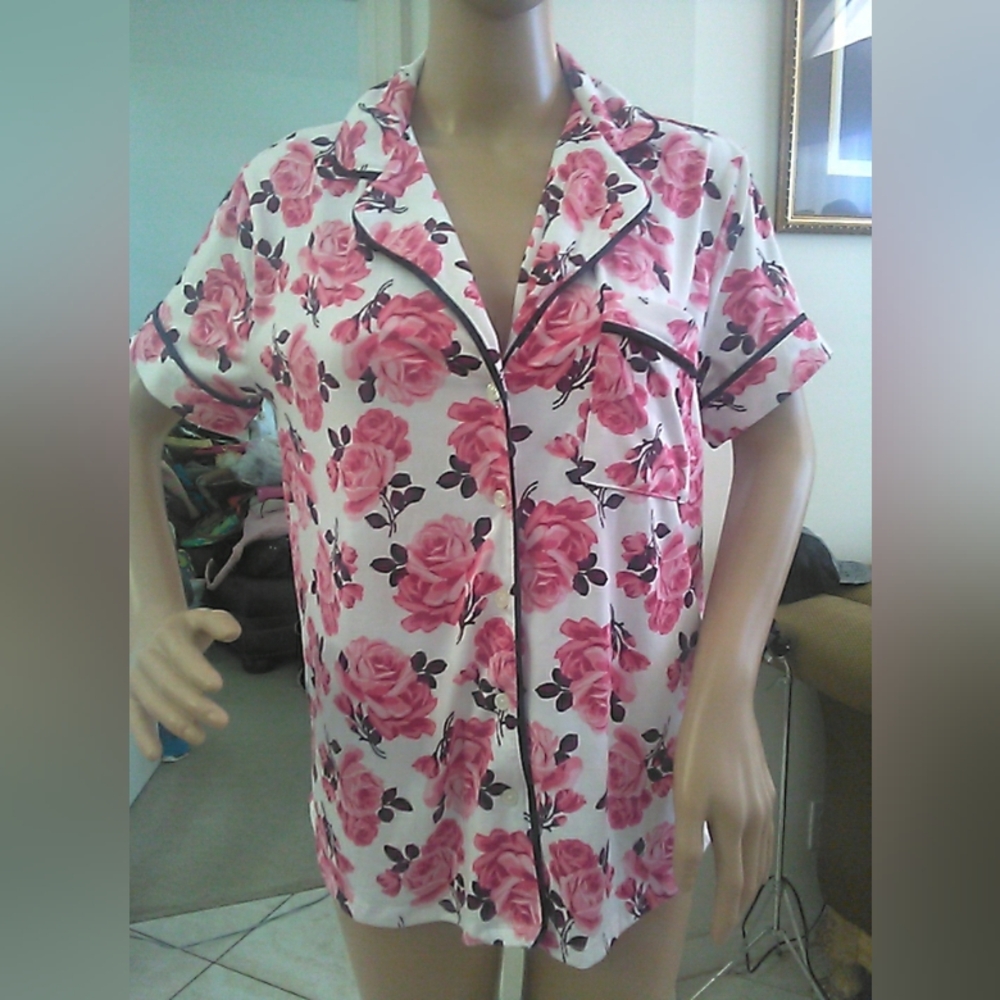 KATE SPADE TOP SHORT SLEEVE PJ TOP  WHITE W/ ROSES SZ.M ( SOFTEST MATERIAL)